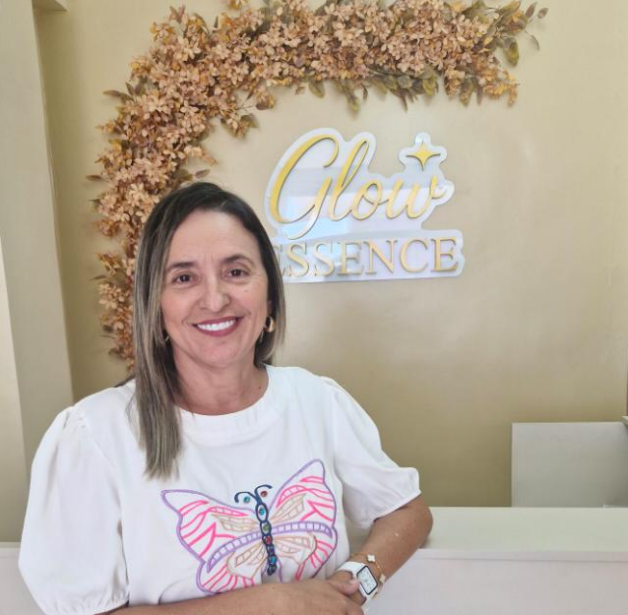 Mulher com maquiagem elegante